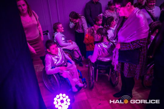 zdjęcie przedstawia dzieci na wózkach występujących na scenie GCK Gorlice