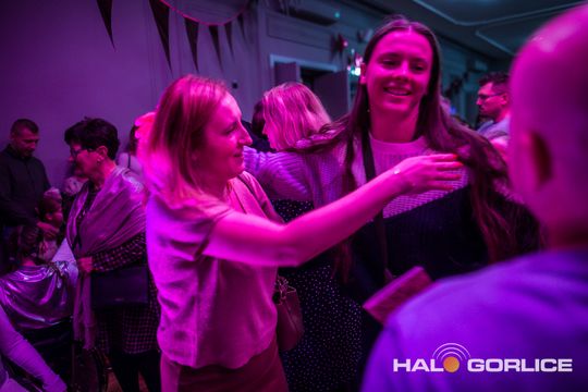 zdjęcie przedstawia dzieci na wózkach występujących na scenie GCK Gorlice