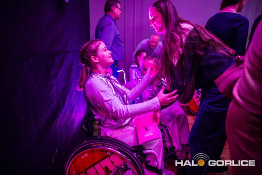 zdjęcie przedstawia dzieci na wózkach występujących na scenie GCK Gorlice