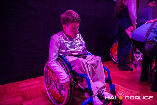 zdjęcie przedstawia dzieci na wózkach występujących na scenie GCK Gorlice