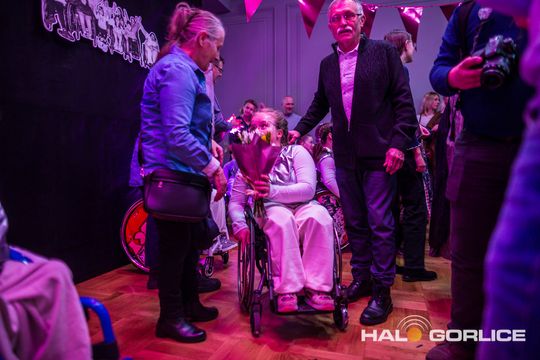 zdjęcie przedstawia dzieci na wózkach występujących na scenie GCK Gorlice