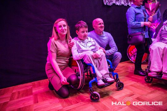 zdjęcie przedstawia dzieci na wózkach występujących na scenie GCK Gorlice