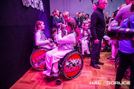 zdjęcie przedstawia dzieci na wózkach występujących na scenie GCK Gorlice