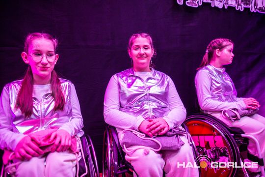 zdjęcie przedstawia dzieci na wózkach występujących na scenie GCK Gorlice