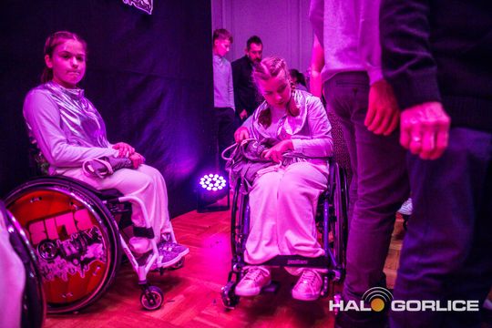 zdjęcie przedstawia dzieci na wózkach występujących na scenie GCK Gorlice