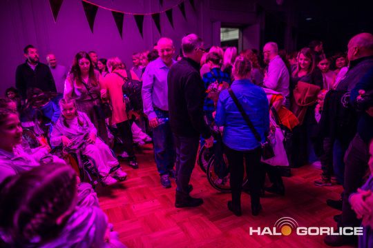 zdjęcie przedstawia dzieci na wózkach występujących na scenie GCK Gorlice