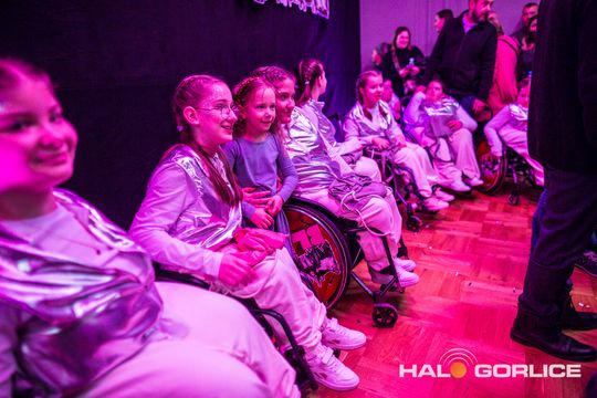 zdjęcie przedstawia dzieci na wózkach występujących na scenie GCK Gorlice