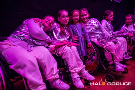 zdjęcie przedstawia dzieci na wózkach występujących na scenie GCK Gorlice