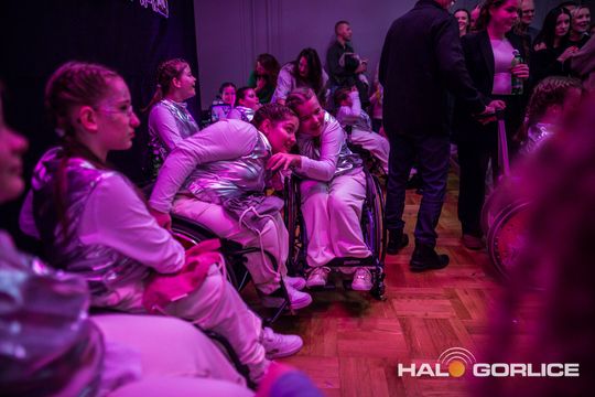 zdjęcie przedstawia dzieci na wózkach występujących na scenie GCK Gorlice