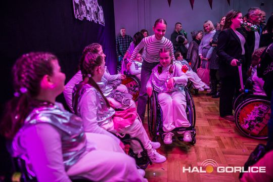 zdjęcie przedstawia dzieci na wózkach występujących na scenie GCK Gorlice