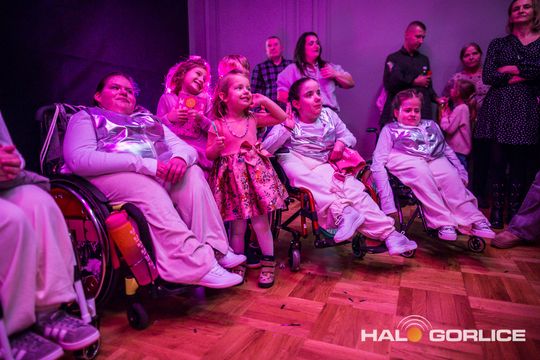 zdjęcie przedstawia dzieci na wózkach występujących na scenie GCK Gorlice
