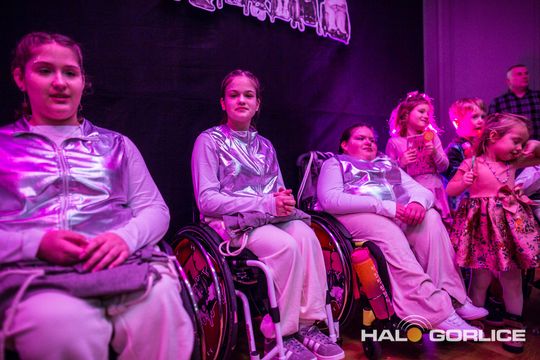 zdjęcie przedstawia dzieci na wózkach występujących na scenie GCK Gorlice