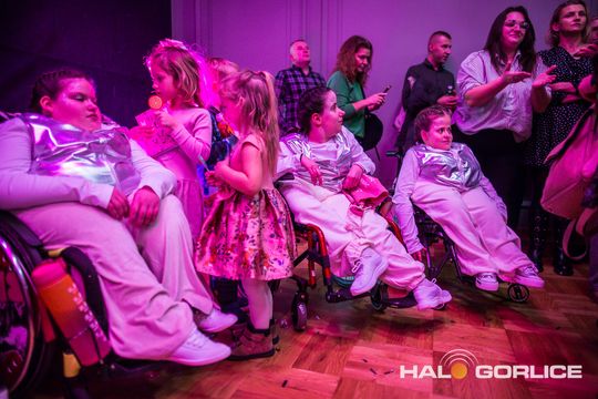zdjęcie przedstawia dzieci na wózkach występujących na scenie GCK Gorlice