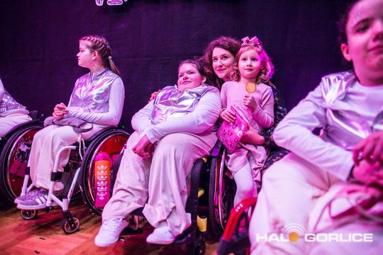 zdjęcie przedstawia dzieci na wózkach występujących na scenie GCK Gorlice