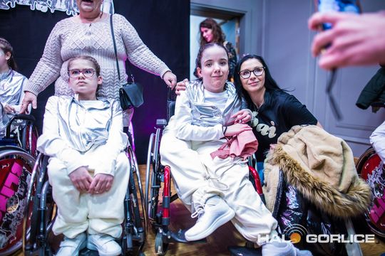 zdjęcie przedstawia dzieci na wózkach występujących na scenie GCK Gorlice