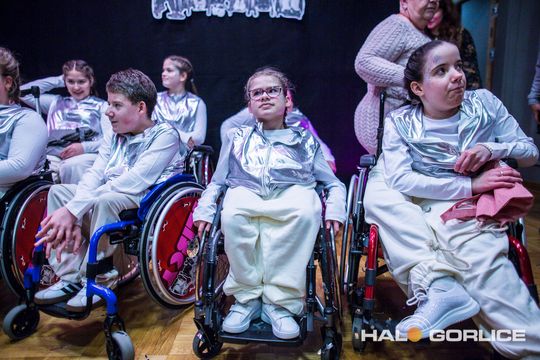 zdjęcie przedstawia dzieci na wózkach występujących na scenie GCK Gorlice