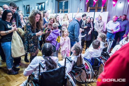 zdjęcie przedstawia dzieci na wózkach występujących na scenie GCK Gorlice