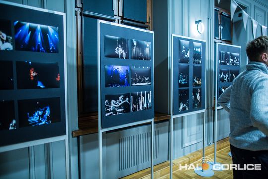 zdjęcie przedstawia dzieci na wózkach występujących na scenie GCK Gorlice