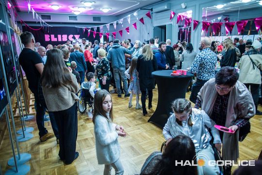 zdjęcie przedstawia dzieci na wózkach występujących na scenie GCK Gorlice