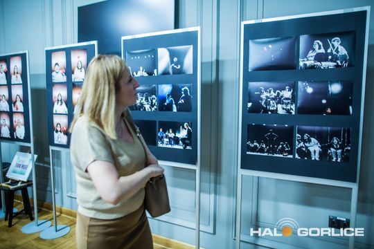 zdjęcie przedstawia dzieci na wózkach występujących na scenie GCK Gorlice