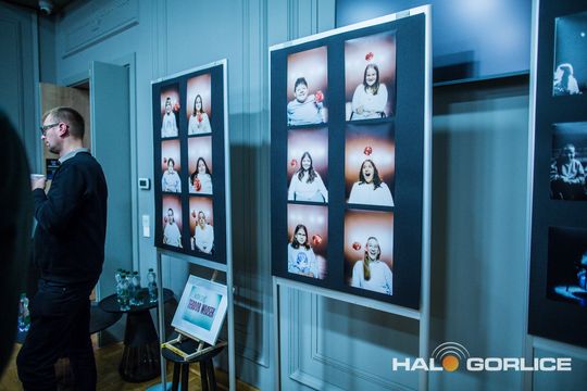 zdjęcie przedstawia dzieci na wózkach występujących na scenie GCK Gorlice