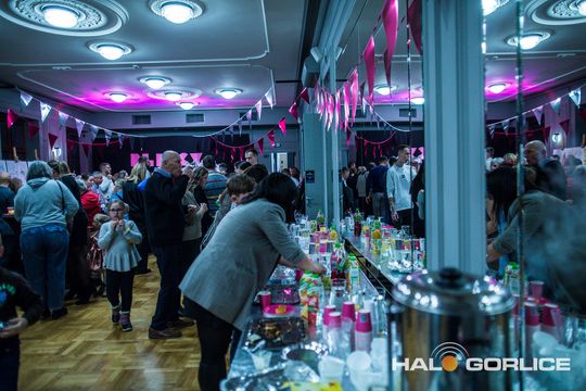 zdjęcie przedstawia dzieci na wózkach występujących na scenie GCK Gorlice