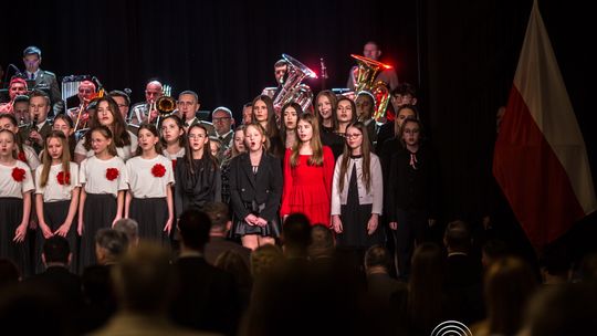 zdjęcie przedstawia grupę osób na scenie