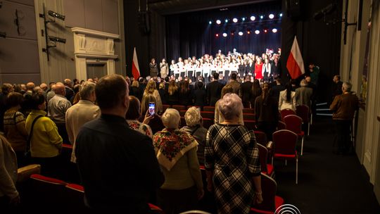 zdjęcie przedstawia grupę osób na scenie