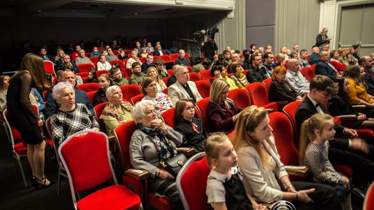 zdjęcie przedstawia grupę osób na scenie