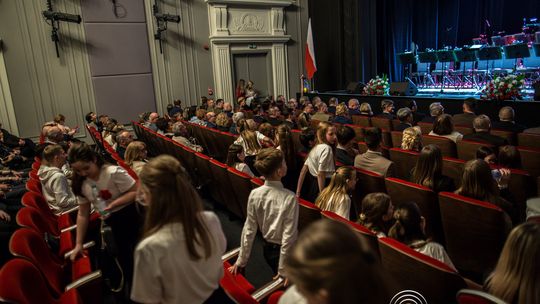 zdjęcie przedstawia grupę osób na scenie