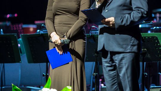 zdjęcie przedstawia grupę osób na scenie