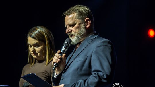 zdjęcie przedstawia grupę osób na scenie