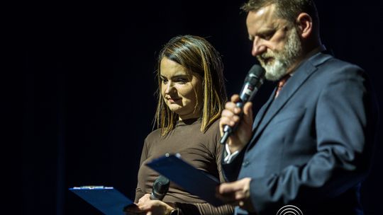 zdjęcie przedstawia grupę osób na scenie