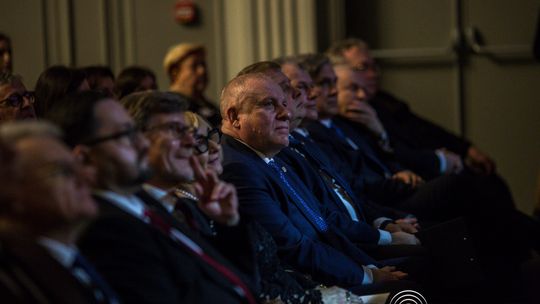 zdjęcie przedstawia grupę osób na scenie