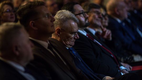 zdjęcie przedstawia grupę osób na scenie