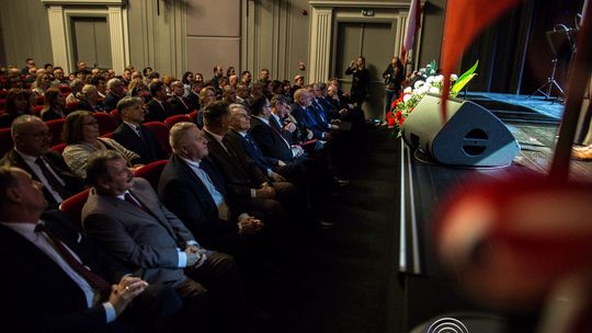 zdjęcie przedstawia grupę osób na scenie