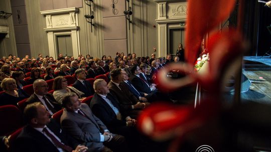 zdjęcie przedstawia grupę osób na scenie