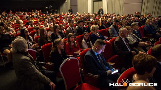 zdjęcie przedstawia grupę osób na scenie