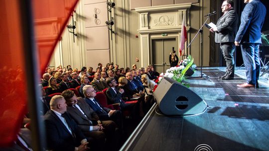 zdjęcie przedstawia grupę osób na scenie