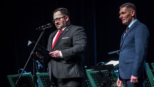 zdjęcie przedstawia grupę osób na scenie