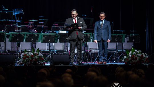 zdjęcie przedstawia grupę osób na scenie