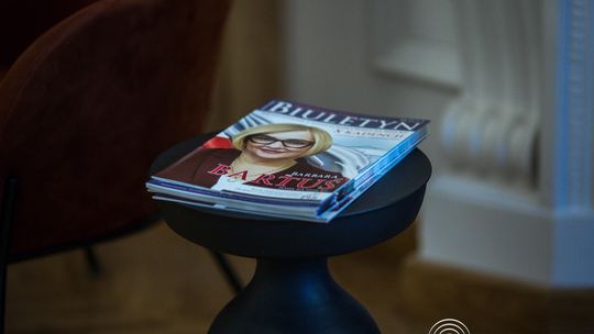 zdjęcie przedstawia grupę osób na scenie