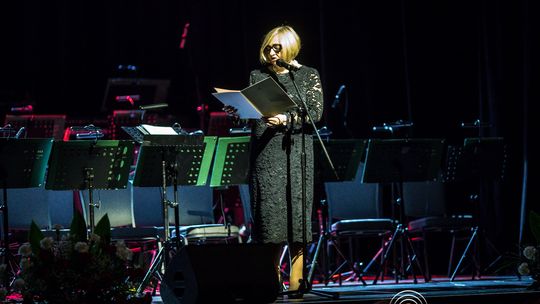 zdjęcie przedstawia grupę osób na scenie