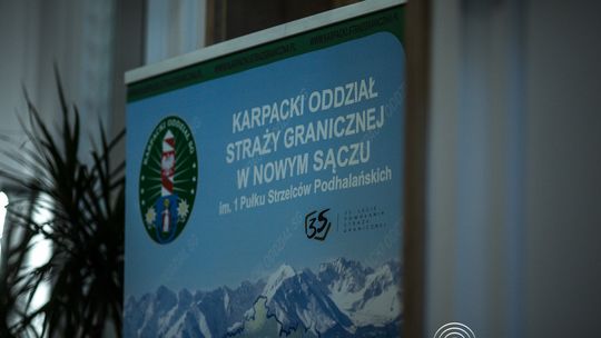 zdjęcie przedstawia grupę osób na scenie