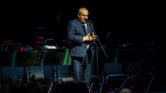 zdjęcie przedstawia grupę osób na scenie