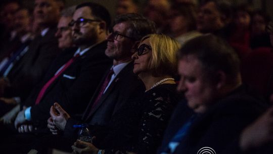 zdjęcie przedstawia grupę osób na scenie