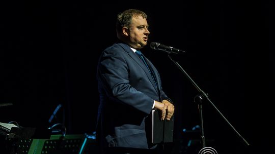 zdjęcie przedstawia grupę osób na scenie