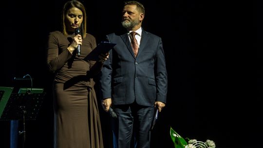 zdjęcie przedstawia grupę osób na scenie