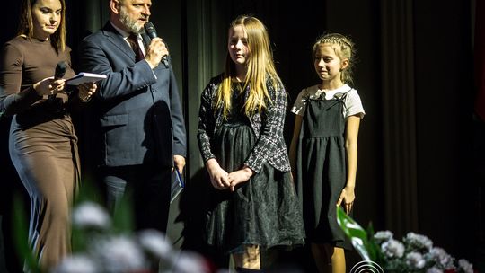 zdjęcie przedstawia grupę osób na scenie