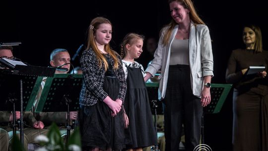 zdjęcie przedstawia grupę osób na scenie